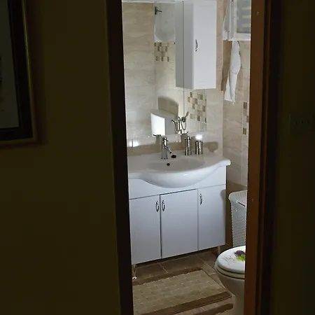In Little House Marjan Πανσιόν